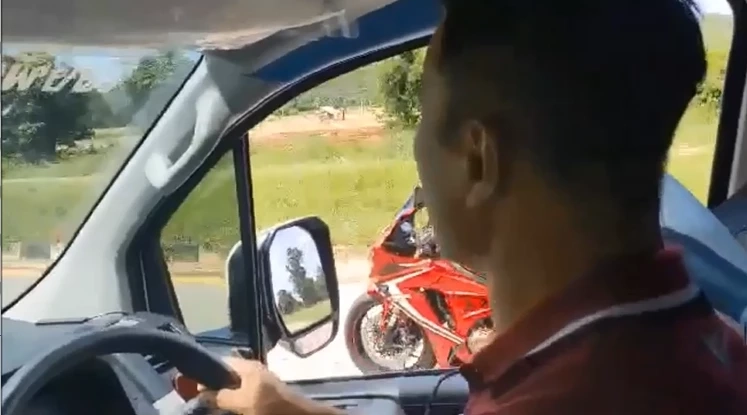 บิ๊กไบค์หัวร้อน เบิ้ลเครื่องป่วนรถ รพ. ไม่พอใจเบรกกระทันหัน (มีคลิป)