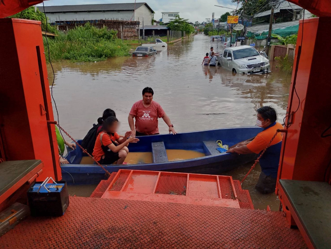 ด่วน! เร่งอพยพนักเรียนโรงเรียนคนตาบอด มวลน้ำทะลักท่วมสูง 1 เมตร