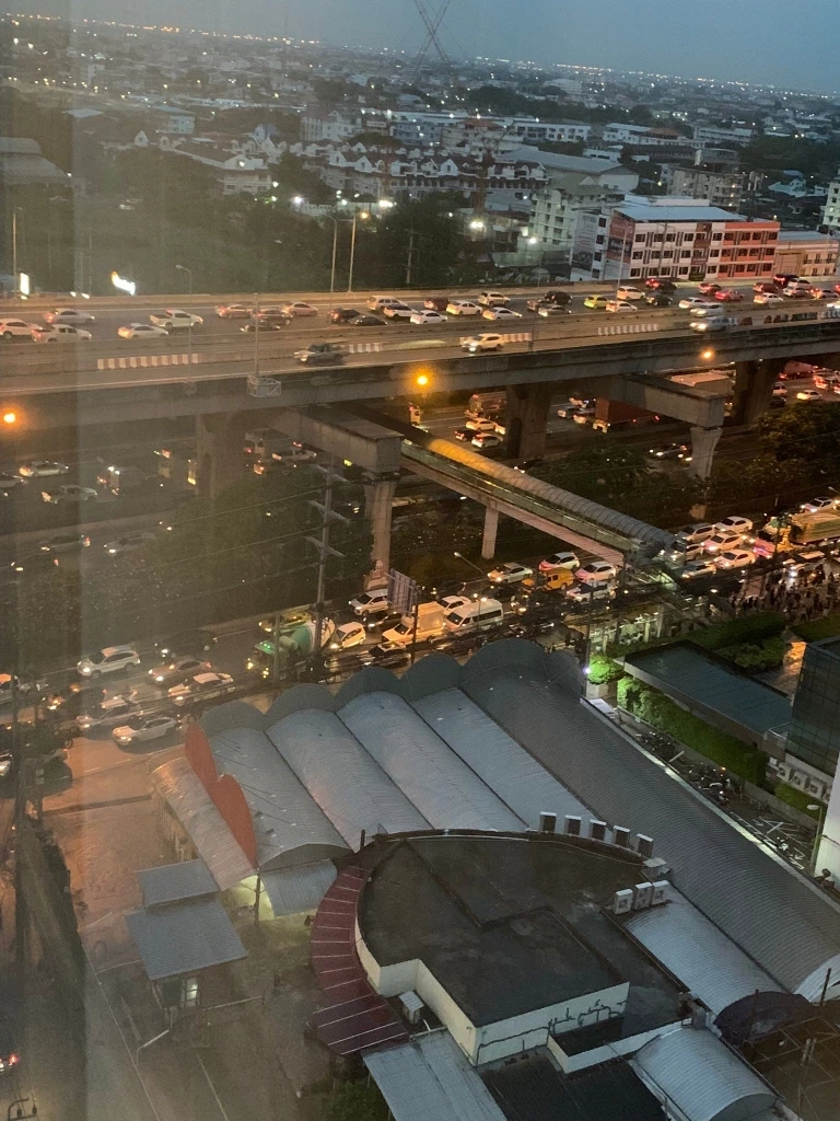 มาตามนัด ฝนถล่มกรุงฯ ยามเย็น ทำรถติดหนัก การจราจรแทบเป็นอัมพาตทั้งเมือง