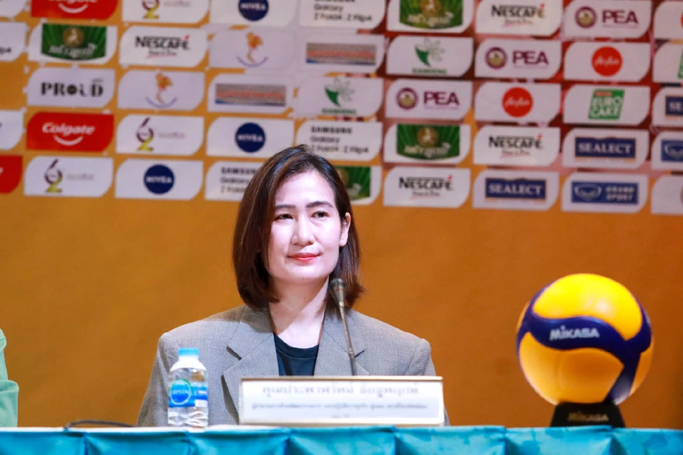 คุณประพาฬรัตน์ ชัยชูพฤกษ์  ผู้อำนวยการฝ่ายพัฒนารายการและปฏิบัติการธุรกิจ สถานีโทรทัศน์ช่อง one 31