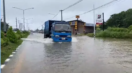 น้ำท่วมถนนบายพาสอำนาจเจริญ