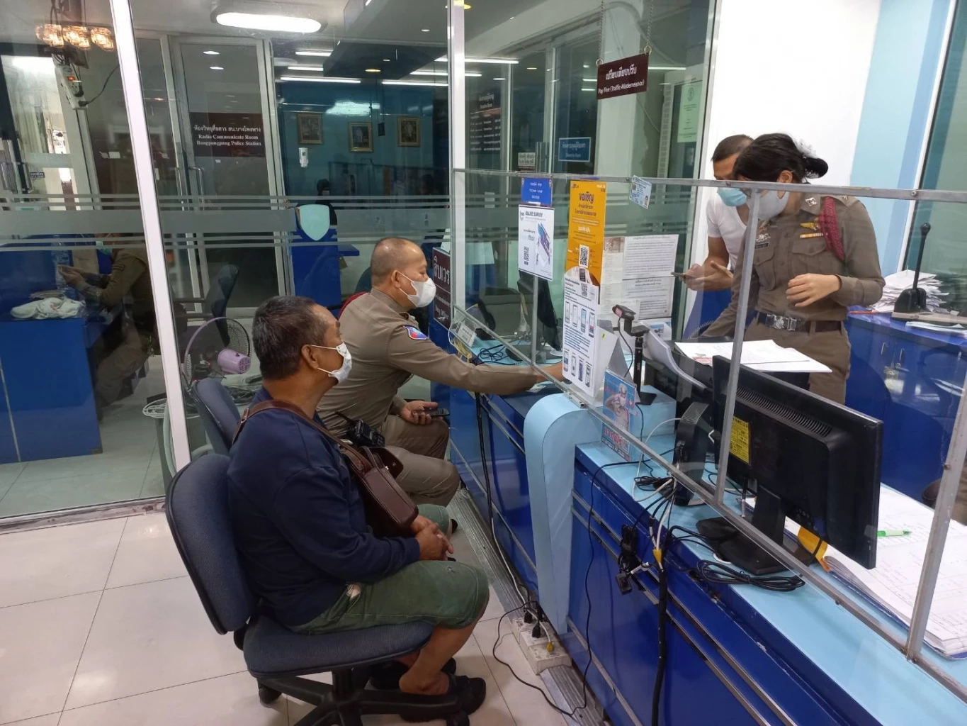 นายทองคำ เฉิดฉาย อายุ 57 ปี โชเฟอร์สามล้อชี้หน้าด่าคู่รัก นทท.ชาวสิงคโปร์