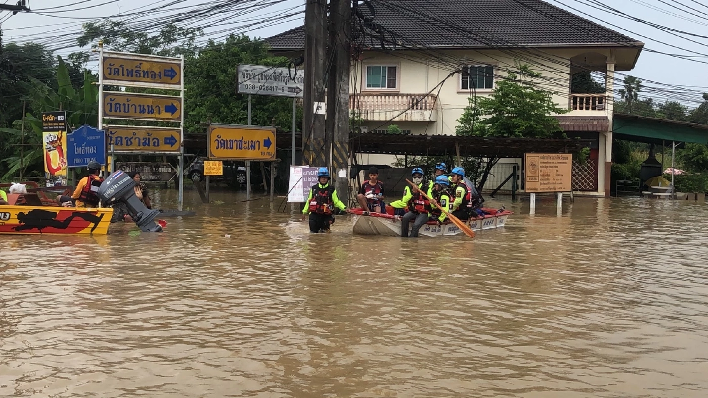 อ่วม น้ำป่าทะลัก อ.แกลง ท่วมฟาร์มไก่ ตายยกฟาร์ม 1.4 แสนตัว