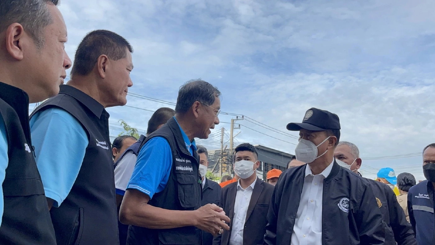 พล.อ.อนุพงษ์ ติดตามสถานการณ์น้ำท่วมรังสิต