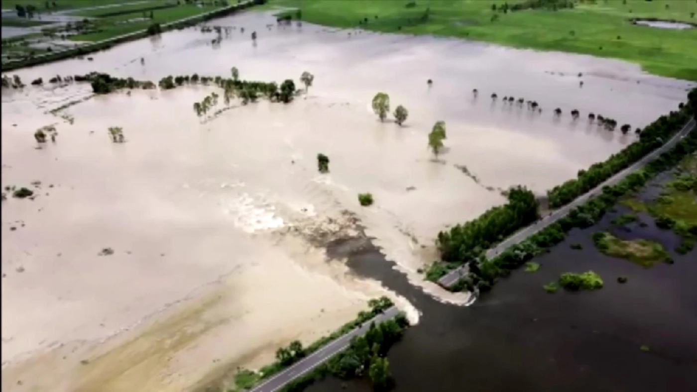 เร่งอุดพนังกั้น "ลำเสียวใหญ่" ขาดยาว 30 ม. น้ำทะลักอ่วม ชาวบ้านต้องนอนบนถนน