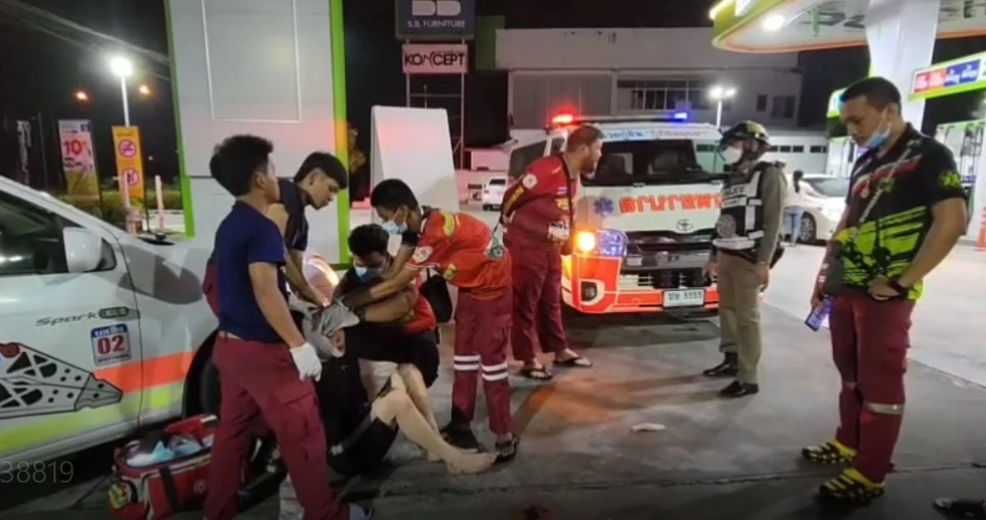 ระทึก “หนุ่มไต้หวัน” คลั่งบุกปั๊มน้ำมัน ไล่ทุบรถ ชาวบ้านหนีกระเจิง (มีคลิป)