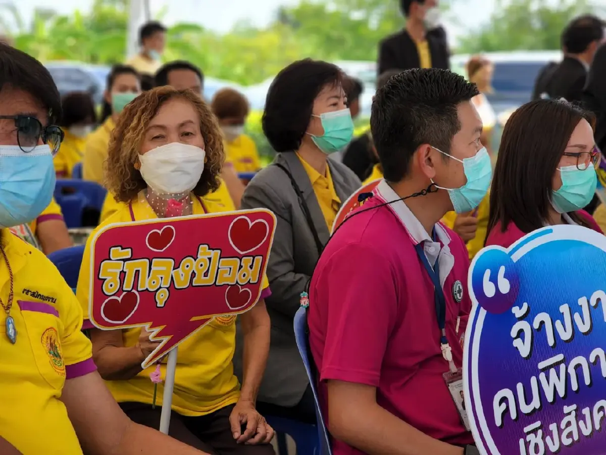 ชาวแปดริ้ว แห่ต้อนรับ "ลุงป้อม" กระโดดหอมแก้ม เชียร์เป็น"นายกฯ"ตัวจริง