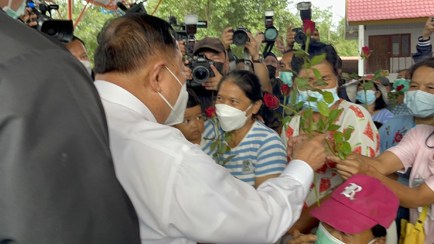 "บิ๊กป้อม" ตรวจน้ำท่วม มีนบุรี - หนองจอก ชม "ชัชชาติ" ทำงานเข้มแข็ง