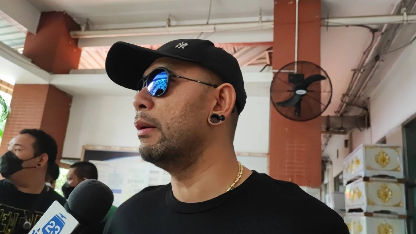 "เอ๋ เชิญยิ้ม" ร่ำไห้รับศพลูกชาย