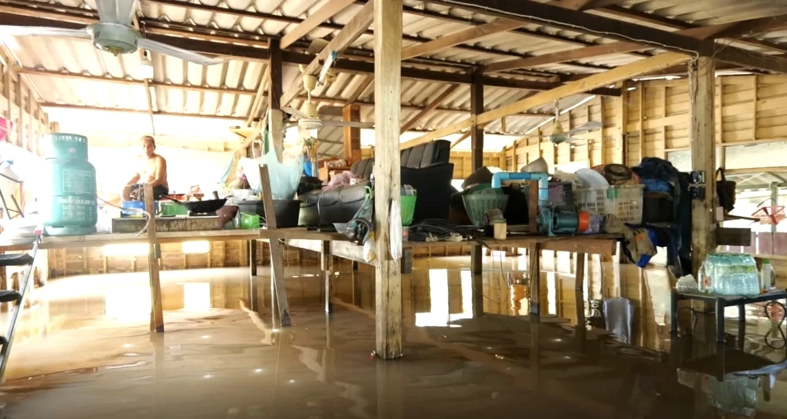 น้ำท่วมหนัก “ชาวผักไห่” ระทม งัดพื้นบ้านยกติดหลังคา นอนกลางน้ำนาน 2 เดือน