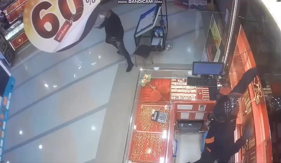 รอง ผบช.ภ.1 ระดมชุดสืบสวนมือดี ตำรวจภาค 1 ไล่ล่าคนร้ายชิงทองห้างโลตัส