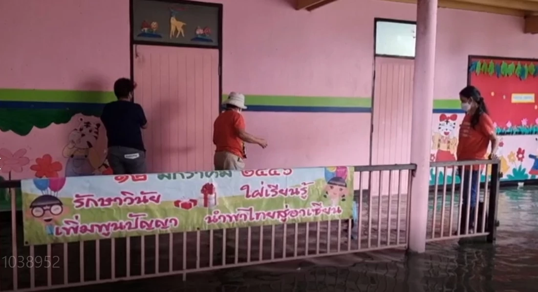 ไม่ทน “ผอ.” แจ้งความผู้รับเหมาก่อสร้าง “รถไฟฟ้าสายสีชมพู” ทำน้ำท่วมทั้ง รร.