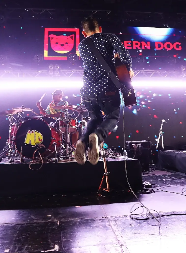 สนุกสุดมันส์กับ 2 วงดังแห่งยุคในคอนเสิร์ต RAINING CATS & DOGS