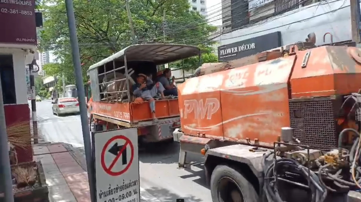 สำรวจจุดเกิดเหตุ สุขุมวิท 39  โชเฟอร์รถหกล้อพุ่งชนจยย.ดับ 2