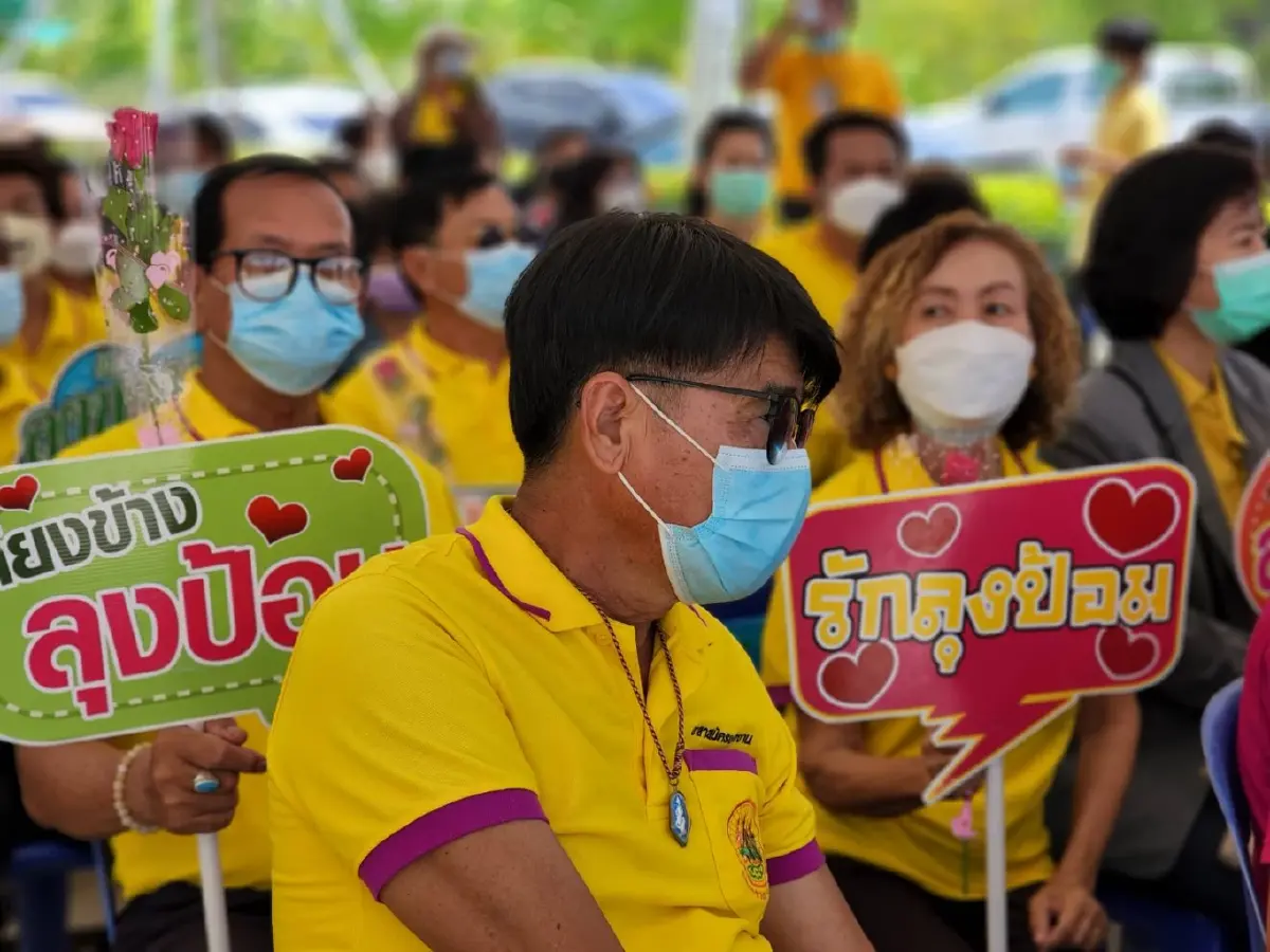 ชาวแปดริ้ว แห่ต้อนรับ "ลุงป้อม" กระโดดหอมแก้ม เชียร์เป็น"นายกฯ"ตัวจริง
