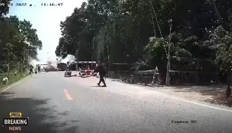 ระทึก!! เปิดวงจรปิดรถโรงเรียนชนด่านพลิกคว่ำควันตลบ นร.วิ่งหนีตาย (มีคลิป)