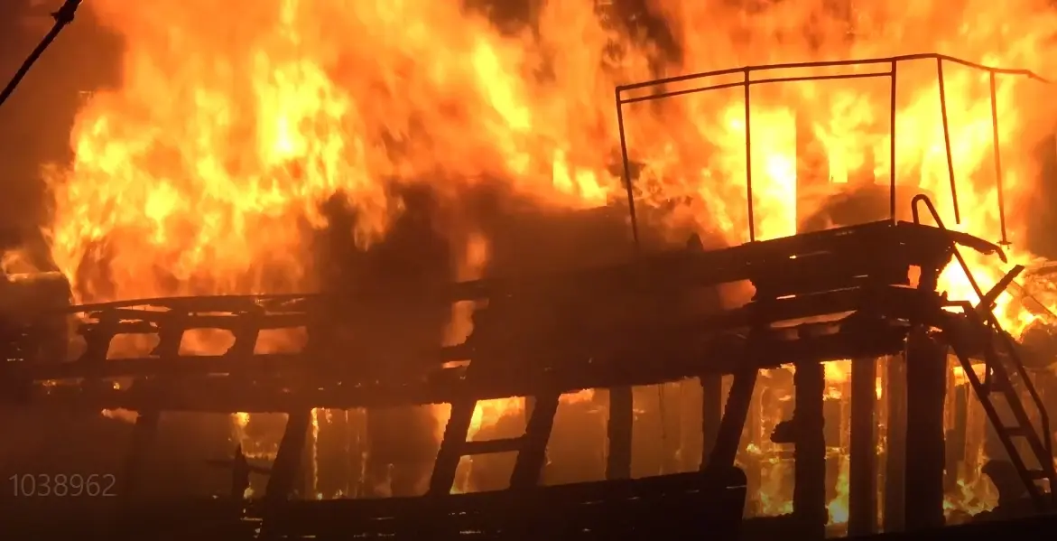 ไฟไหม้เรือประมงขนาดใหญ่ เพลิงโหมกระหน่ำ เสียหายทั้งลำ จนท.เร่งหาสาเหตุ