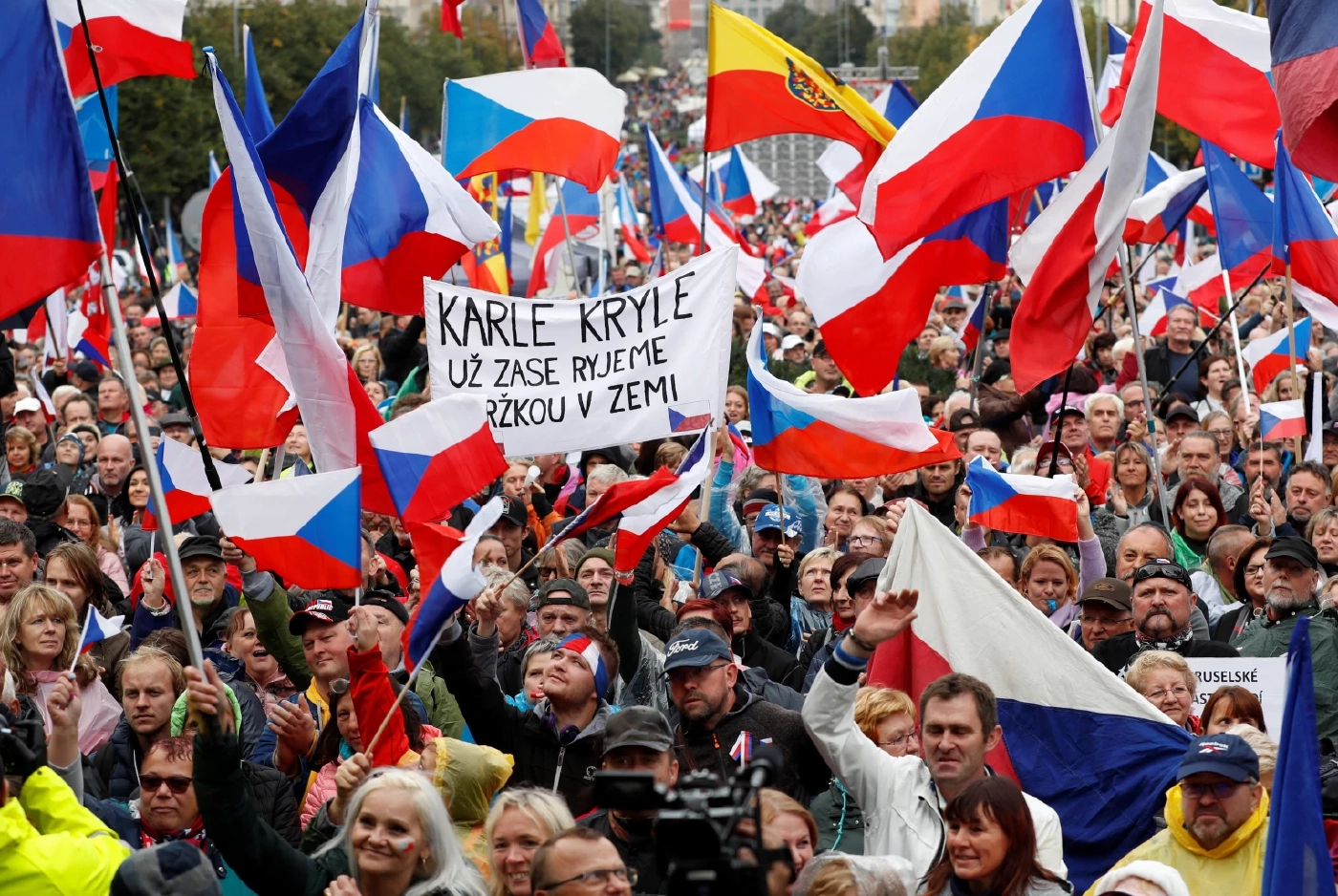 ชาวเช็กประท้วงต้านวิกฤตพลังงาน-ส่งอาวุธให้ยูเครน