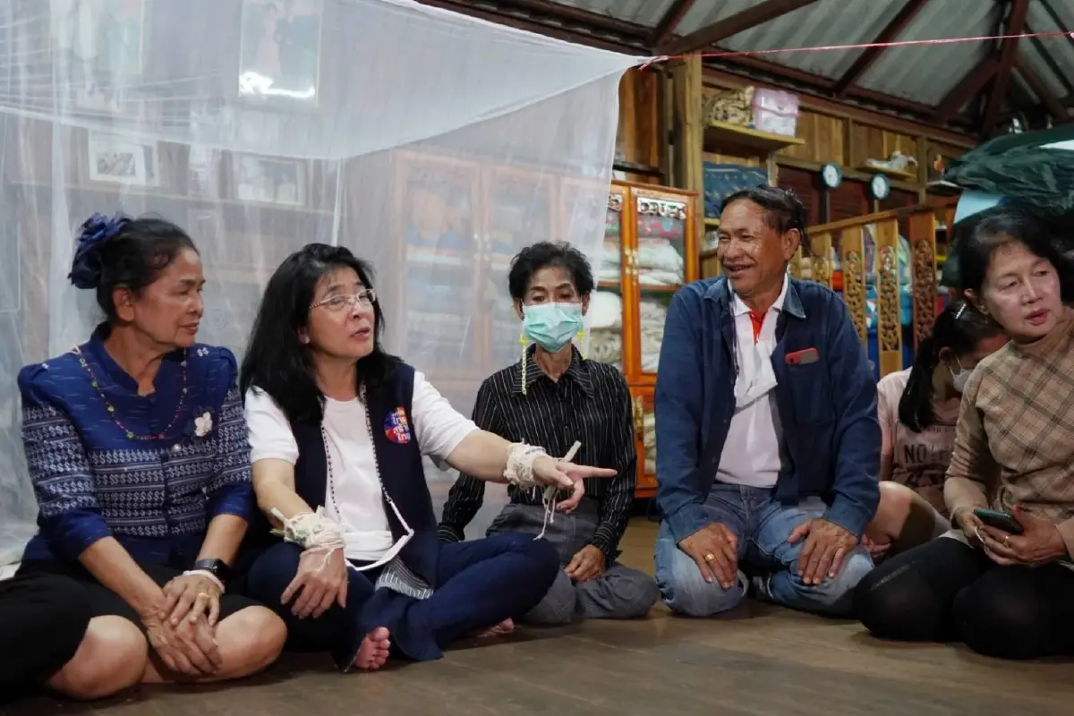 "สุดารัตน์”นอนบ้านชาวบ้านโชว์ความเป็นลูกอีสาน คิกออฟแคมเปญบำนาญปชช.