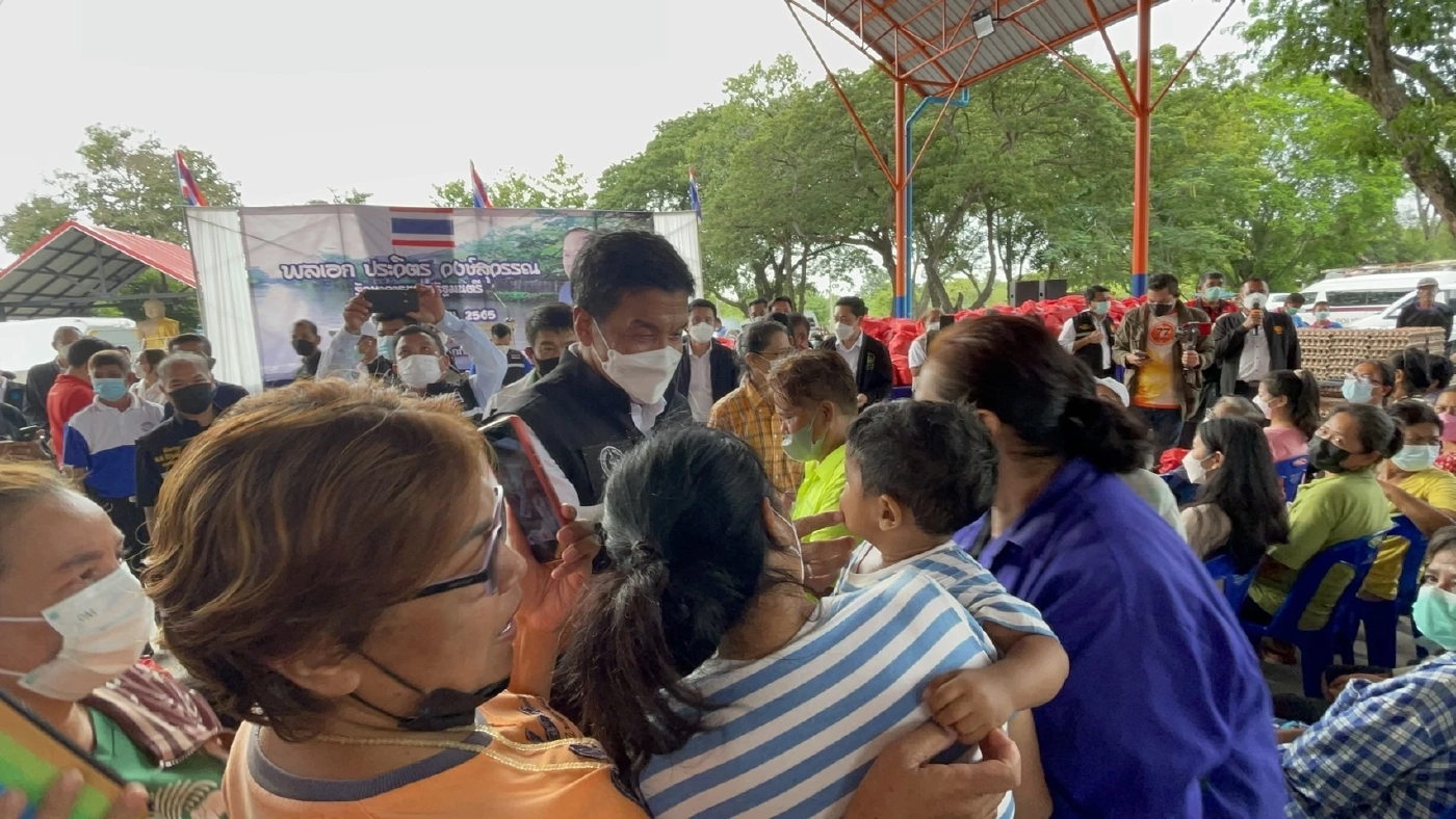 "บิ๊กป้อม" ตรวจน้ำท่วม มีนบุรี - หนองจอก ชม "ชัชชาติ" ทำงานเข้มแข็ง