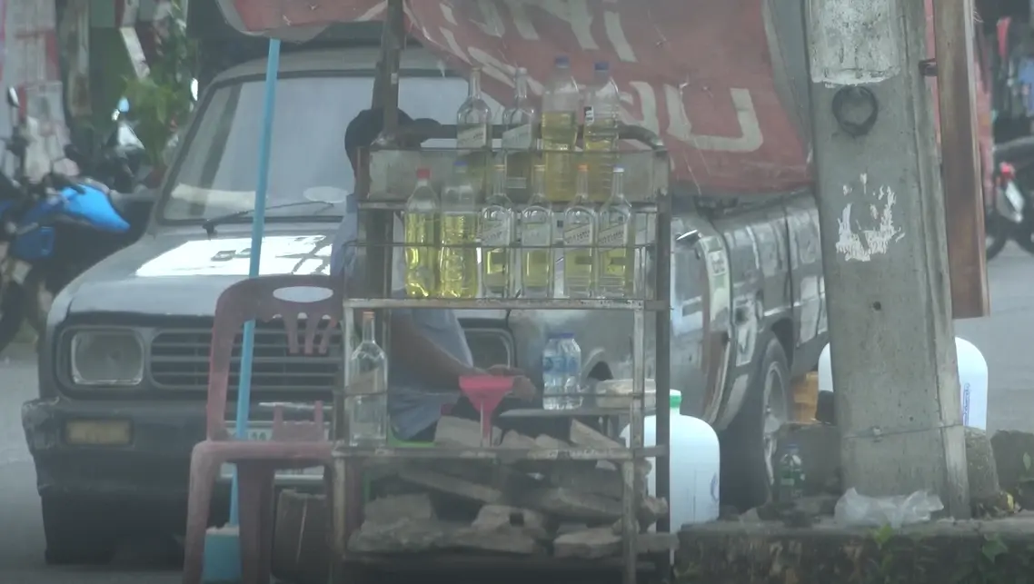 สรรพสามิต ปูพรมจับน้ำมันเถื่อนชายแดนใต้ คนขายจมูกไวปิดร้านหนีเงียบ