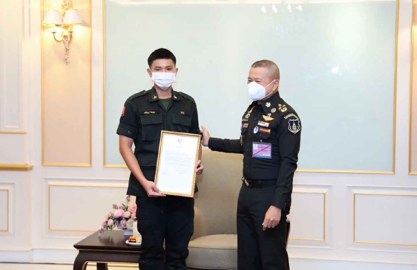 "บิ๊กบี้"มอบโล่"น้องบอส"หลังช่วยชีวิตเด็กถูกไฟช็อตชวนเข้าเตรียมทหาร