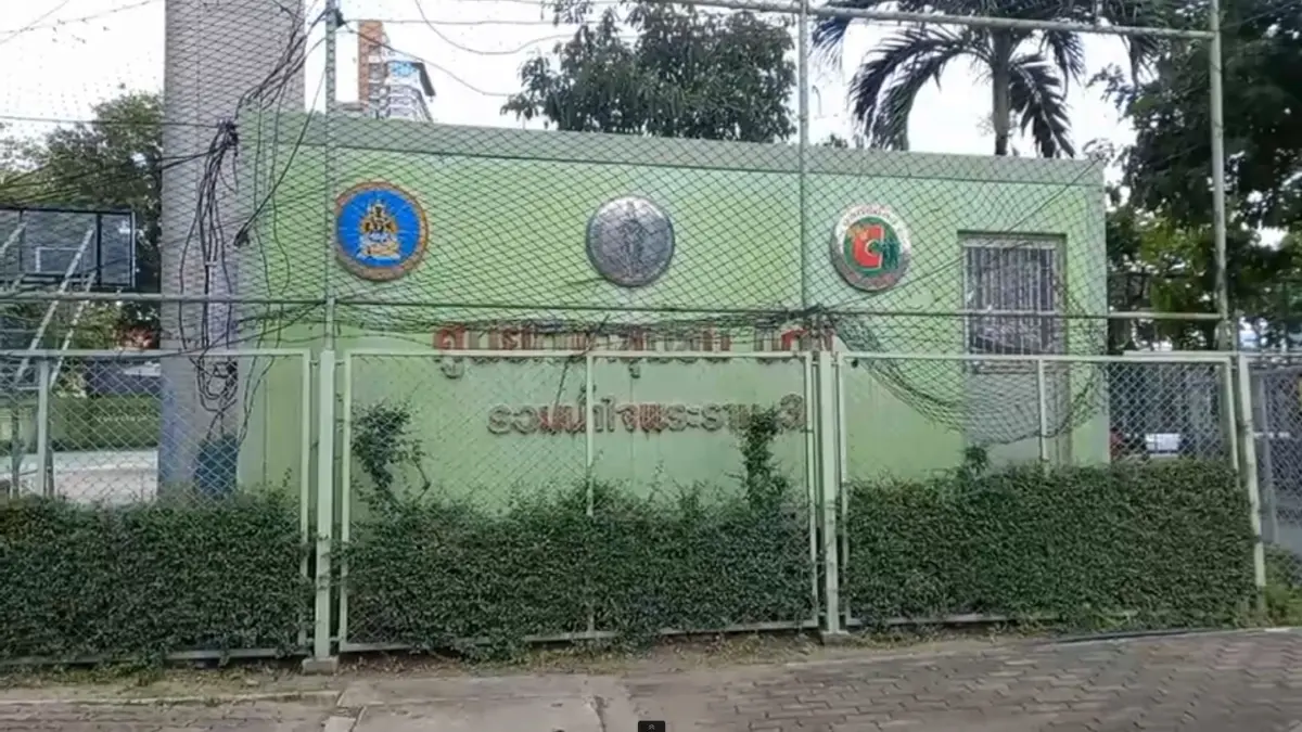 ไรเดอร์สำเพ็ง หงายหลัง พิงราวสะพานกรุงเทพฯ