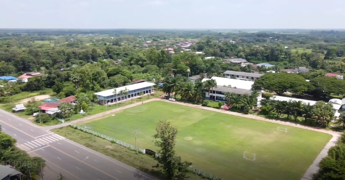 สรุปดราม่า "ผอ.รร."  เปลี่ยน "สนามบอล - สนามกอล์ฟ" ชาวเน็ตจวก ชุมชนเดือดจนยุติ