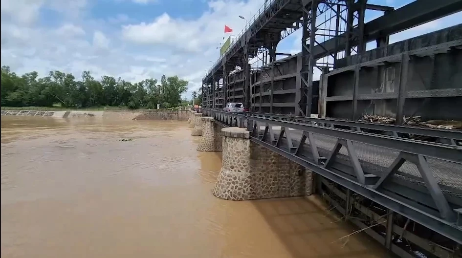 เขื่อนพระราม 6 ขึ้นธงแดงเตือนประชาชนระวังน้ำล้นตลิ่งเข้าท่วมบ้านเรือน