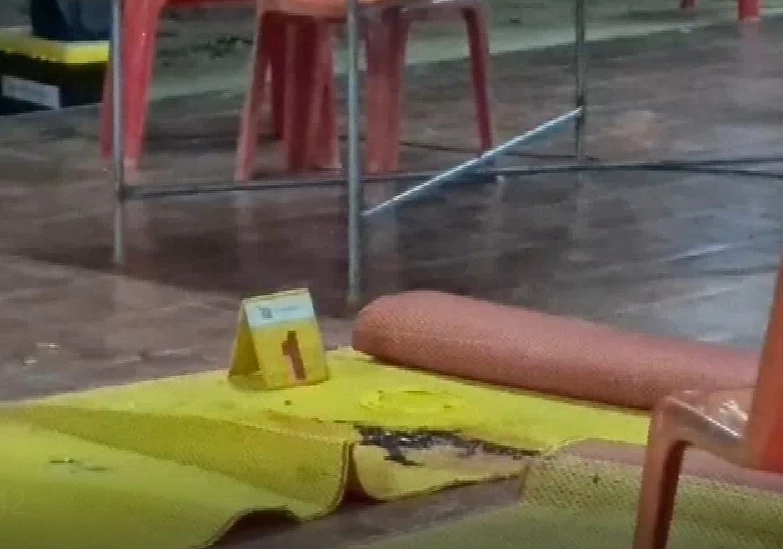 วงแตก “นักพนัน” หัวร้อนเล่นเสีย จ่อยิง “เจ้ามือไฮโล” ในวงกลางงานศพ เจ็บ 4