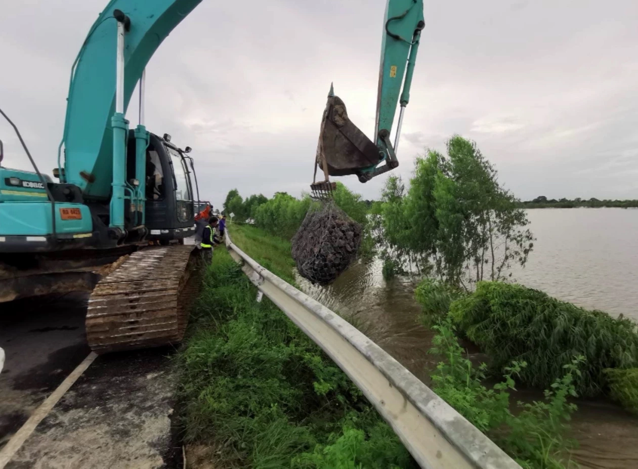 เร่งอุดพนังกั้น "ลำเสียวใหญ่" ขาดยาว 30 ม. น้ำทะลักอ่วม ชาวบ้านต้องนอนบนถนน