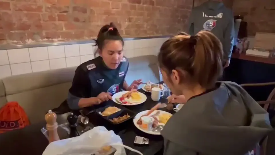 สถานทูต-คนไทยในโปแลนด์ ร่วมส่งอาหารเลี้ยง "วอลเลย์บอลสาวไทย"