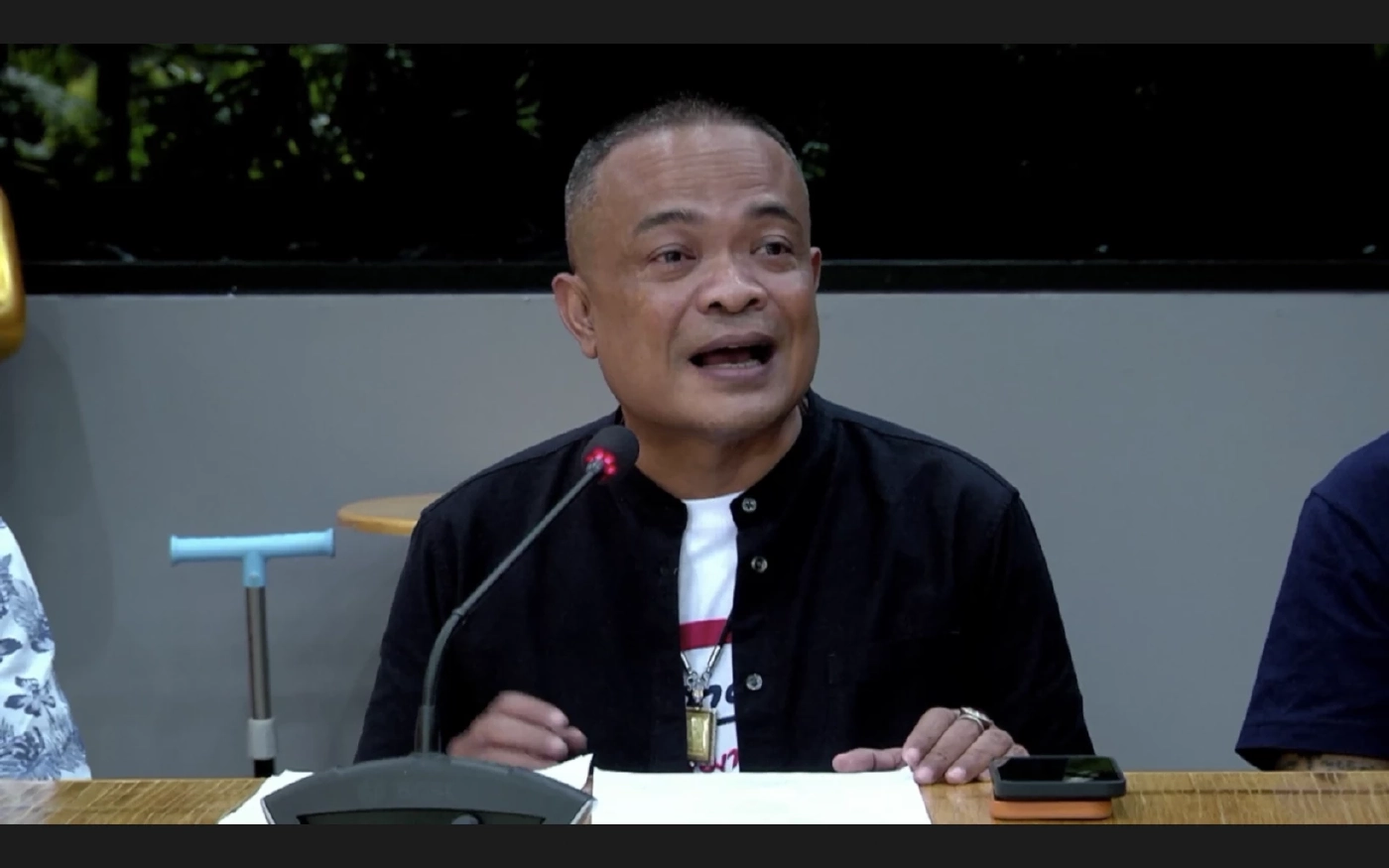 นายจตุพร พรหมพันธุ์ 