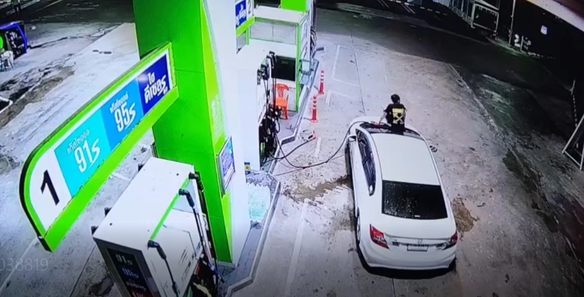 ระทึก “หนุ่มไต้หวัน” คลั่งบุกปั๊มน้ำมัน ไล่ทุบรถ ชาวบ้านหนีกระเจิง (มีคลิป)