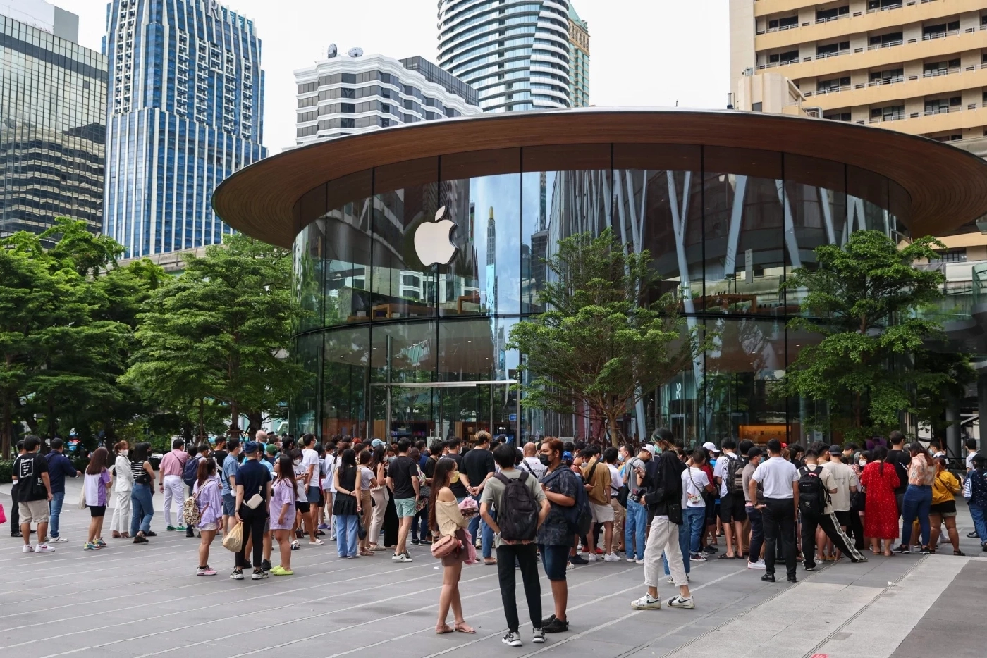 สุดปัง สาวก “iPhone 14” แห่จองคิว-รับเครื่องยอดทะลุ 1,000 คิวเรียบร้อยแล้ว!