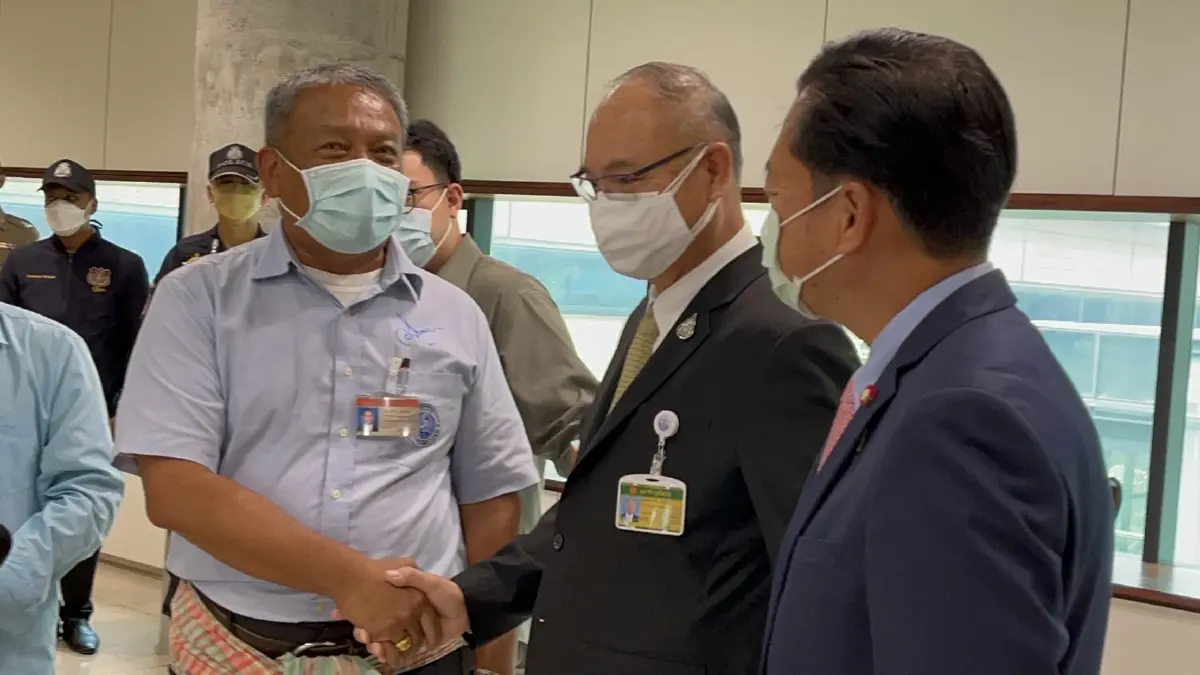 "วัชระ"ยื่นหลักฐาน ส.ว.ร่วมทำบุญ ส.ต.ท.หญิง ให้ คกก.จริยธรรม วุฒิสภา