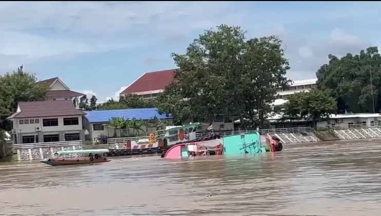 สาวเรือยนต์เล่านาทีก่อนเรือจม เจอน้ำแรง ตัดสินใจโดดเอาชีวิตรอด (มีคลิป)