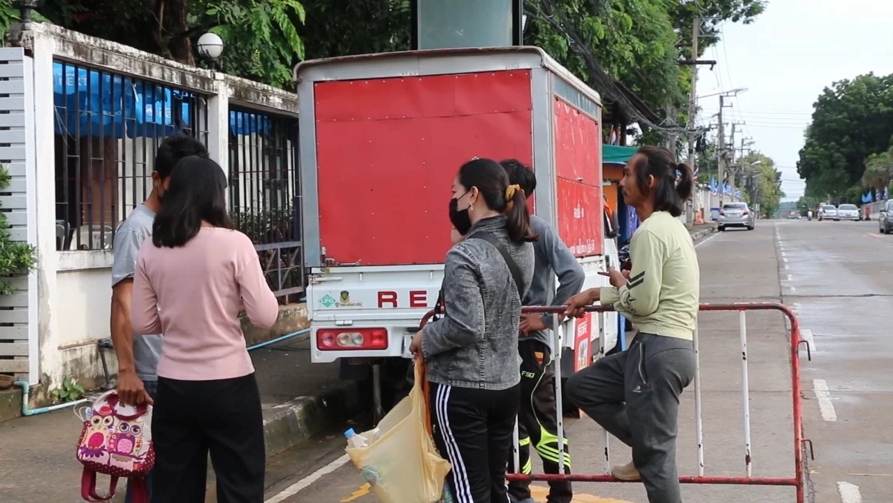 ผู้ค้าสลากฯ รอคิวกดรับสิทธิ์รับสลากกินแบ่งรัฐบาลงวด 1 ตุลาคม 2565