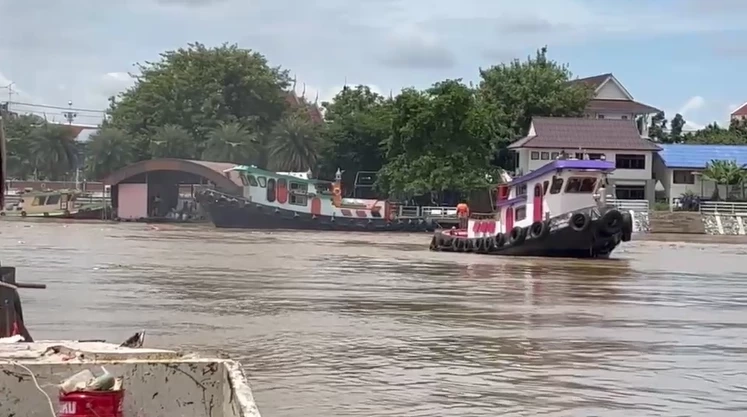 อีกแล้ว เรือเทียบข้างเรือบรรทุกสินค้าล่มอยุธยา คนขับรอดหวุดหวิด (มีคลิป)