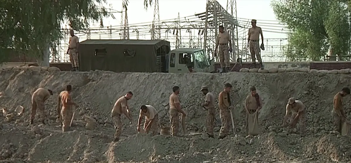 ปากีสถานทุบถนนเปิดทางน้ำไหลสกัดท่วมเมือง