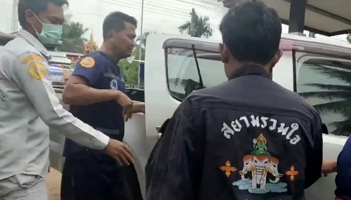 หวิดซ้ำรอย 3 ขวบขึ้นไปเล่นรถแล้วล็อกเอง โชคดีพ่อจะขยับรถไปเจอ