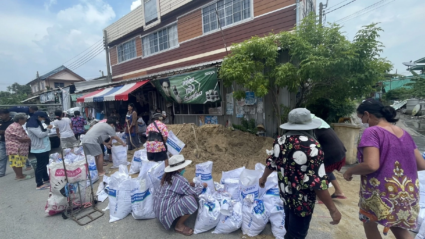 ชาวหนองจอก โอดน้ำท่วมนานกว่า 3 สัปดาห์ จมแล้วกว่า 1,000 หลังคา