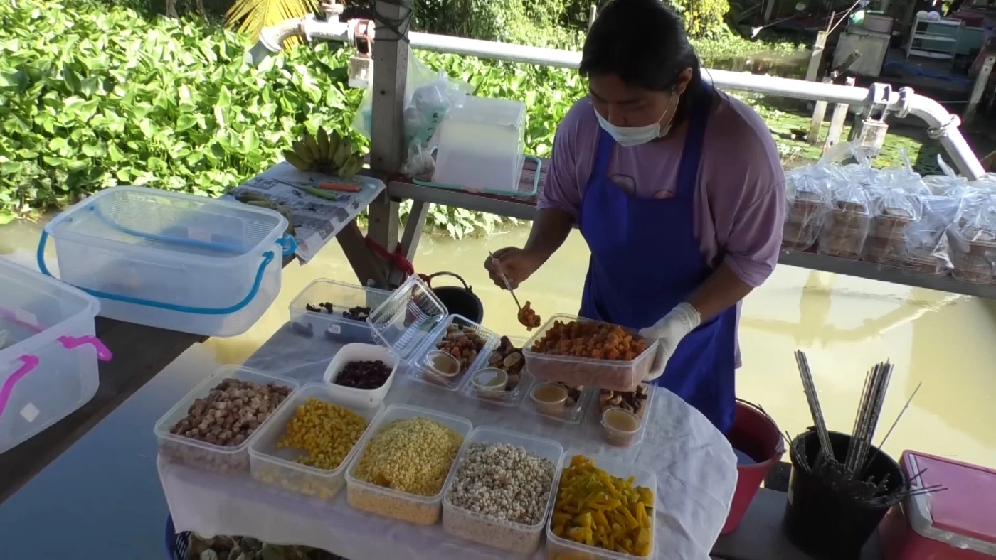 หนุ่มตกงาน ผันตัวขายกล้วยปิ้งราดท็อปปิ้ง ลูกค้าแน่นร้าน