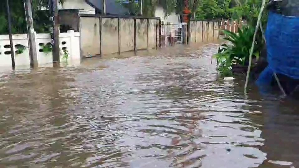 ด่วน! เร่งอพยพนักเรียนโรงเรียนคนตาบอด มวลน้ำทะลักท่วมสูง 1 เมตร