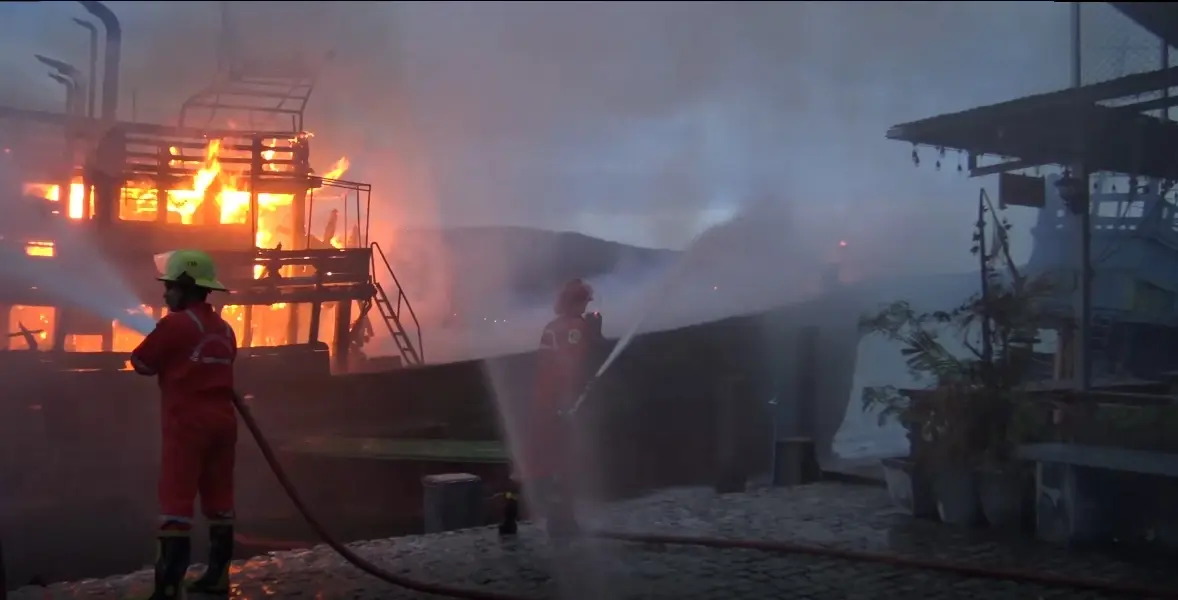 ไฟไหม้เรือประมงขนาดใหญ่ เพลิงโหมกระหน่ำ เสียหายทั้งลำ จนท.เร่งหาสาเหตุ