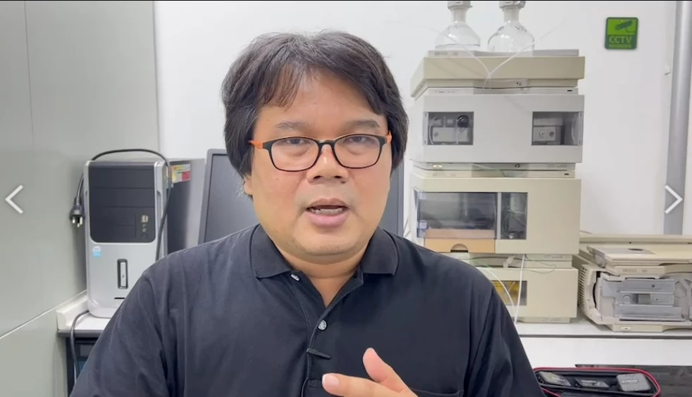 รศ.ดร.วีรชัย พุทธวงศ์ หรือ อ.อ๊อด นักวิชาการสาขาเคมีอินทรีย์มหาวิทยาลัยเกษตรศาสตร์ ในฐานะประธานนิติวิทยาศาสตร์ 