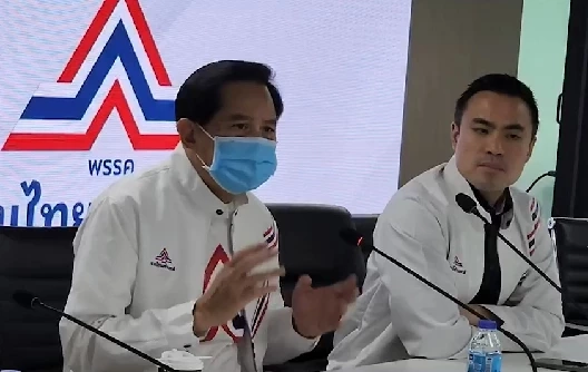 นายพีระพันธุ์และนายเอกนัฏ ให้การต้อนรับนายกอบจ.สุราษฎร์และสมาชิก เข้าพรรครวมไทยสร้างชาติ