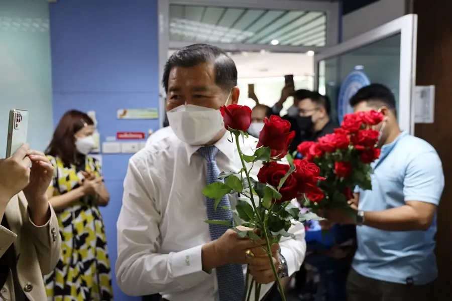 "ประชาธิปัตย์"ร่วมให้กำลังใจ"นิพนธ์"ยกเป็นตัวอย่างนักการเมืองปชต.