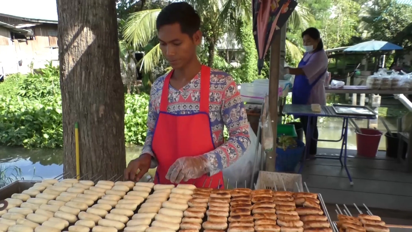 หนุ่มตกงาน ผันตัวขายกล้วยปิ้งราดท็อปปิ้ง ลูกค้าแน่นร้าน