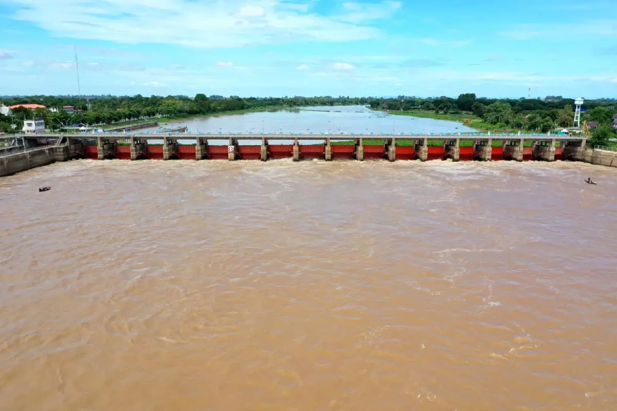 ผบ.ทอ. ส่งทหาร-เรือท้องแบน-สิ่งของบรรเทาทุกข์ เร่งช่วยเหลือชาว อ.เสนา